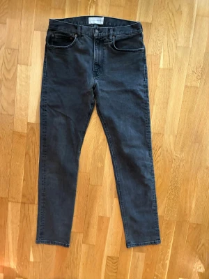 Slim fit svarta jeans Jeanerica - Svarta slimfit jeans från Jeanerica. Modell TM005, nypris 2200kr, grymt skick.           Storlek: 31W 34W