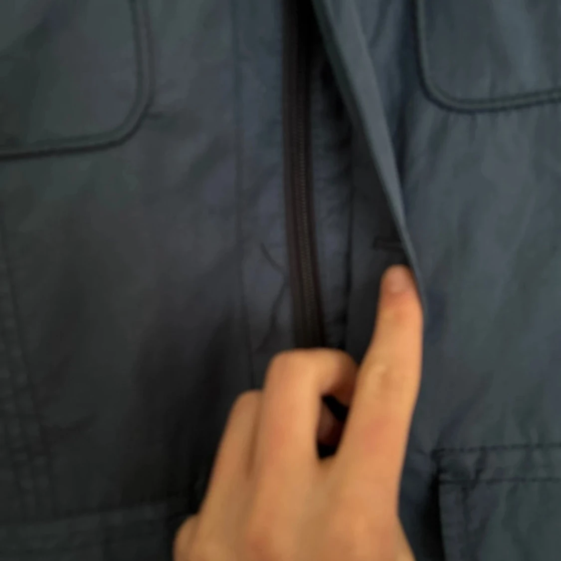 Blå vindjacka med fickor - 2