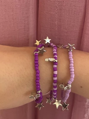 3 pack lila armband💜 - Säljer detta 3pack egengjorda lila armband för 30kr! 💜💜