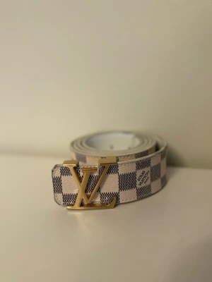 Vitt bälte  - Stilrent bälte gott skick 120cm