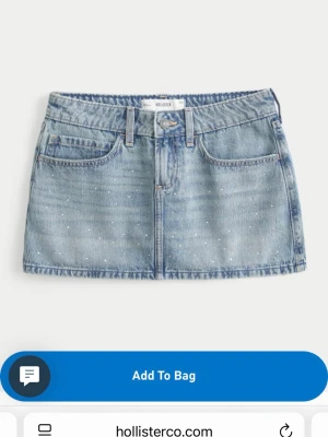 Jeanskjol hollister - Säljer en lågmidjad jeanskjol med små pärlor från Hollister då den var för liten. Aldrig använd, prislappen är kvar. 💞Den har shorts inuti, lite dåligt ljus på bilderna, den är mer lik den på hemsidan i verkligheten💗Nypris 450kr