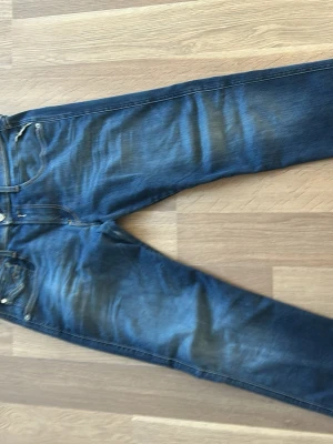 Mörkblå slim fit jeans - Riktigt feta replay jeans. Använda men inga stora defekter. Priset kan diskuteras vid snabb affär.