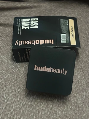 Huda beauty loose baking& setting powder  - helt nytt och oanvänt. Färg: Pound cake  #hudabeauty #hudabeautymakeup  #smink #makeup #artist #powder 