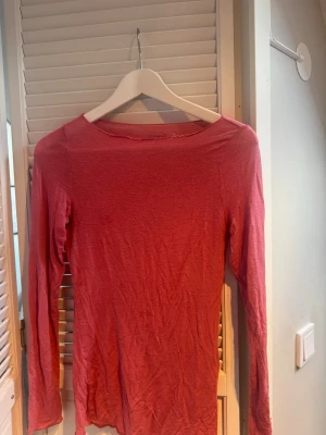 Rosa långärmad topp från Intimissimi - Säljer denna superpopulära tröja från intimissimi ”ultralight boat neck cashmere” den har lite mindre skavanker därav priset (se sista två bilderna) . Unik utgången färg, är mer ljusrosa än vad som syns på bilden pga dåligt ljus. Säljer då den är för liten för mig. Storlek S, skriv om du har frågor!!    //Tilda💓