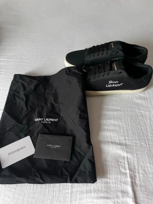 Svarta Saint Laurent sneakers - Ett par riktigt feta svarta Yves Saint Laurent skor i storlek 42. Skickar alltid inom 24 timmar 🚚✅
