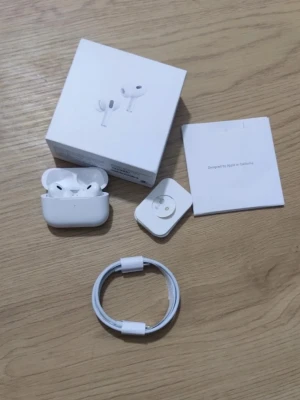 AirPods Pro 2 (2022) - Säljer mina AirPods Pro 2 (2022), den är använd några gånger räknas som ny. Den har alla grejerna och kommer med en laddare ochså.