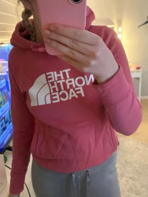  The North Face Hoddie - Säljer denna då den ej kommer till användning, skulle säga att färgen är mer corall-rosa i verkligheten ❣️