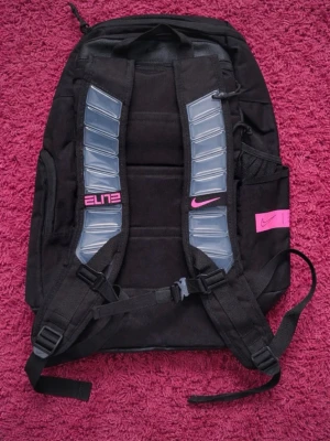 Nike Elite Ryggsäck - Nike Elite ryggsäck Riktigt snygg och rymlig Helt ny och oanvänd  Skickas inom 48h 