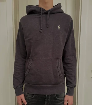 Ralph Lauren hoodie - Säljer denna feta ”stone washed” Ralph hoodien. Nypris på dessa ligger runt 2500kr. Färgen är stone washed mörkgrå.