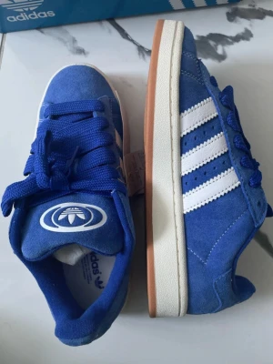Adidas campus 00s - Helt oanvända och nya adidas campus 00s skor i sitt originella box!! Ingår extra skosnören också <3 p.s: det går att sänka priset