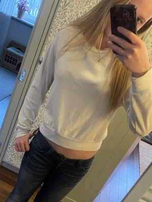 Vit tjocktröja  - Vit tjocktröja, skriv om ni har några frågor och kolla gärna in mina andra saker!🩷