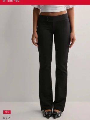 Kostymbyxa - Supersnygga svarta kostymbyxor från Nelly i storlek s. Modellen heter ”low waist jersey suit pants”. Jättebra skick🩷