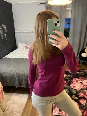 Vinröd långärmad topp Race Marine - Snygg vinröd långärmad topp från Race Marine, modell The Essentials. Tillverkad i mjuk ekologisk bomull. Skriv om funderingar och priset kan diskuteras 