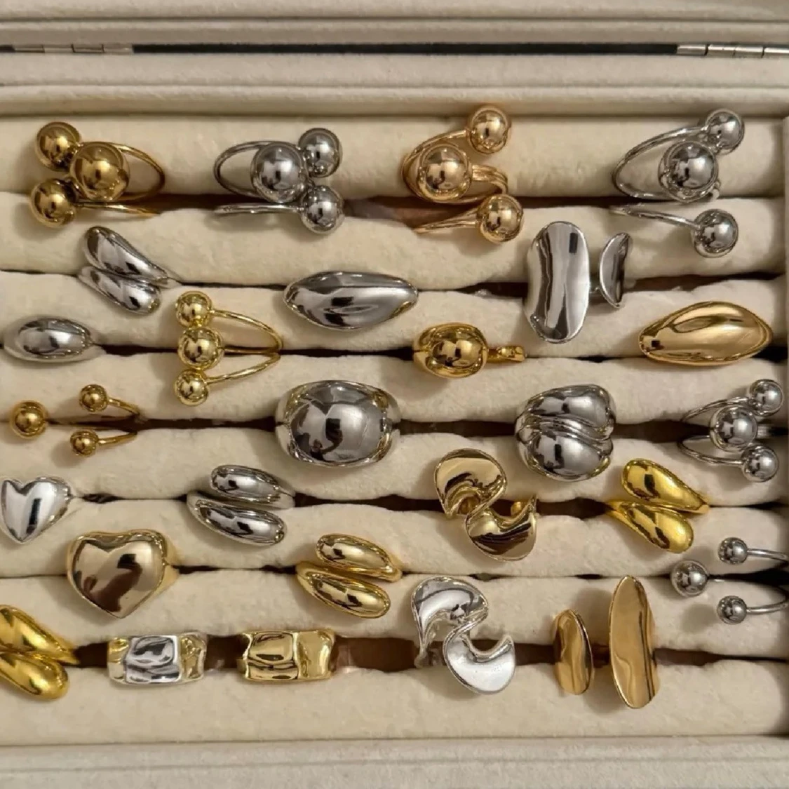 Mixade ringar i guld och silver