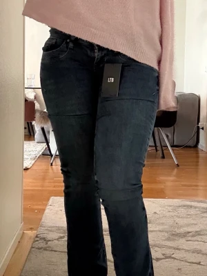 Bootcut jeans från LTB - Mörkblå jeans från Ltb i modellen Valerie. I storlek 15 som motsvarar S🫰🏻. Helt nya med lapp o all sånt kvar. Nypris är ca 799.  Aldrig använa och bara på prövade💗