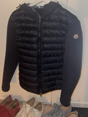 Moncler Cardigan - Säljer en Moncler Cardigan, finns lite mindre flaws men inget som egentligen märks på. Storlek L, inköpt på Highend, äkta. 