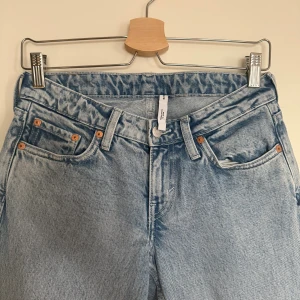 Ljusblå raka Arrow jeans från Weekday - Säljer dessa raka lågmidjade jeansen från Weekday i modellen Arrow. De är använda ungefär en gång, så nästan helt nya. Storlek W26 L34.