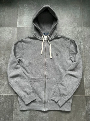 Ralph lauren zip hoodie  - Tjena, säljer nu denna riktigt snygga och populära Ralph lauren zip hoodien, den är i fint skick, utan några skador, storlek M, hör av er vid frågor och funderingar🙌🤝 