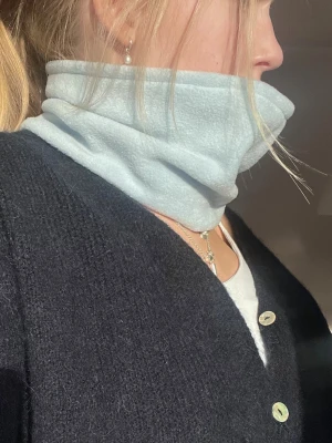 Ljusblå fleecebuff - Supersöt fleecebuff i en ljusblå färg, perfekt till afterski☃️ 