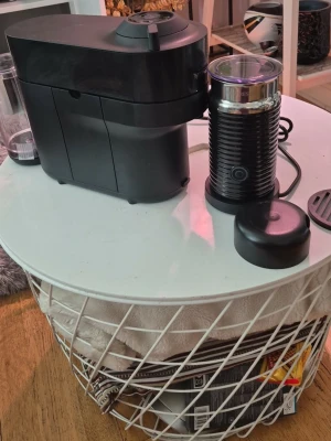 Nespresso kaffemaskin med mjölkskummare - Säljer en svart Nespresso kaffemaskin tillsammans med en matchande elektrisk mjölkskummare. Båda är i stilren design med detaljer i rostfritt stål och plast. Perfekt för att fixa kaffe och cappuccino hemma. Sladdar och lock till mjölkskummaren ingår.