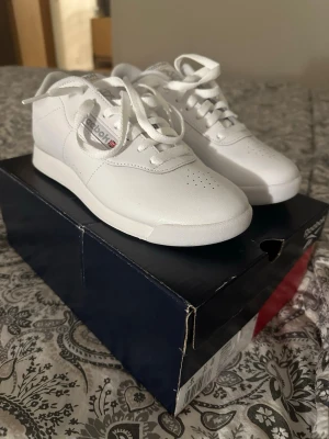 Vita Reebok Princess  - Helt nya, storlek 38,5 men mer som 37/38