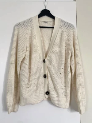 Stickad kofta - Vit stickad kofta med knappar framtill, strl 170 men passar XS/S!