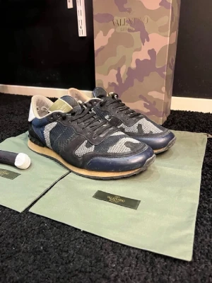 Valentino Garavani - Rikigt härliga Valentino skor som är perfekta nu till vår och sommaren☀️ De är inprensip helt nya andvända fåtal gånger inga defekter på dom🤗Tveka inte på att fråga om ni har någon fråga😁