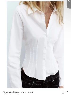 Vit figursydd skjorta - Figursydd skjorta helt oanvänd!