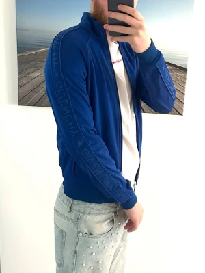 Blå Givenchy hoodie med dragkedja - FÖR MÄN. Givenchy tröja. Storlek XS. Använd men i bra skick. Äkta 