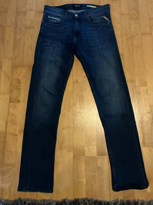 Mörkblå Replay jeans - Snygga mörkblå jeans från Replay. Jeansen har en lätt tvättad look och raka ben. Perfekta för dig som gillar stilrena och moderna jeans. Storlek 30/32. Pris kan diskuteras.