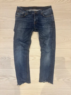 Nudie jeans - Riktigt feta Nudie jeans i riktigt go tvätt | Skick: 9/10 | Nypris: 1799kr | Modell: Grim Tim | Storlek: W33 L30 | Inga defekter🙌 | Hör av er vid minsta fundering🙌🤝