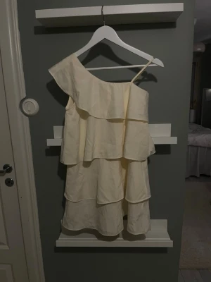 Volang ljusguld klänning  - Jätte söt ljusgul klänning från ginatricot i storlek 152 men passar mig som har xss! Slutsåld online och i butik! 💛 