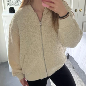 Teddyjacka  - Superfin teddyjacka med dragkedja. Köpt för några år sedan, men är helt oanvänd! Passar perfekt nu till våren! 