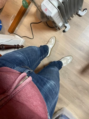 Maison margiela gats - Maison margiela gats I originalfärgen, storlek 44 och är tts men kan passa dig med 43. Riktigt feta och passar till allt, finns knappt några äkta på andra handsmarknaden . Dessa köptes direkt från Mytheresa och jag har order bekräftelse samt papper jag fick. Ens skon har sliten häl annars super skick