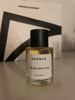 ESSNCE Drunk Apple Pie parfym -  Drunk Apple Pie från ESSNCE kommer i en stilren, rund glasflaska med svart lock. Säljes då vi inte tyckte om parfymen. Aldrig använd. 