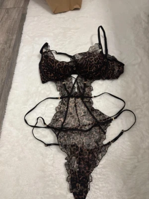 Leopard Body - En superfin Leopard Body, lite genomskinlig. Testat en gång men kuporna passade inte så kommer inte till användning. Går att justera banden. Storlek 90D i kuporna, S/M i själva bodyn.