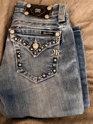 Miss me jeans  - Miss me jeans storlek W24 finns ett litet mini hål över ena bakfickan men inget som syns mycket. Och slitna längst ner vid benen. 