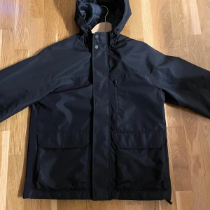 Jack and Jones outdoor Jacka - Storlek S (stor passform) Säljer denna jacka nu som legat i garderoben i 6 månader nu och jackan har aldrig använts som ni kan se på bilden, Behöver rensa garderoben och har andra jackor och väljer alltså därför att sälja jackan nu.😃 Jackan är köpt för 799kr på Jack and Jones. 