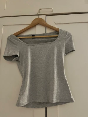 Grå topp - U-formad topp, lite tajt vid axlarna och brösten ( tycker jag!) men är ändå bekväm. 