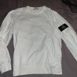 Stone island hoodie vit - Storlek S, helt fräsch och fin inga fläckar eller hål, möts upp i sthlm eller kan skicka med frakt.