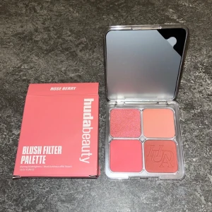 Huda Beauty Blush Filter Palette Rose Berry - NY! Populära och slutsålda Blush Filter Palette från Huda Beauty i färgen Rose Berry. Säljer pga spontanköp och har redan en annan färg. Original pris: 519:-