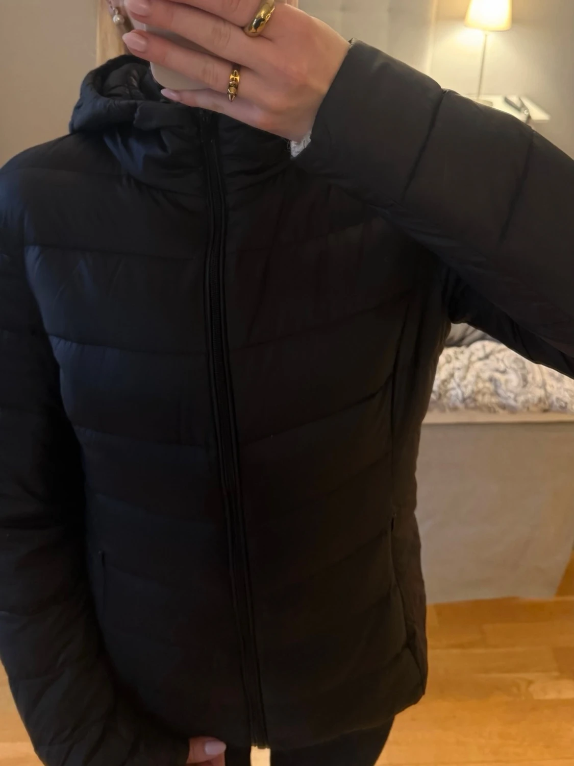 Svart figursydd jacka med luva - 2