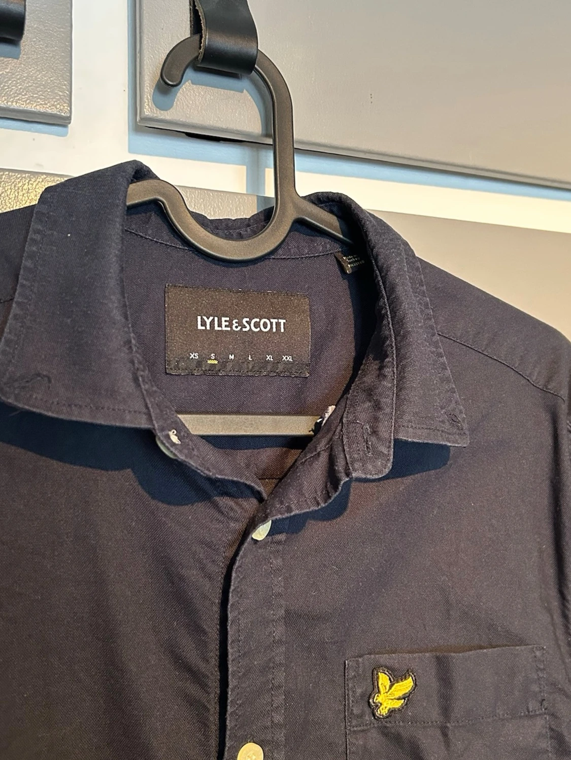 Mörkblå skjorta från Lyle & Scott