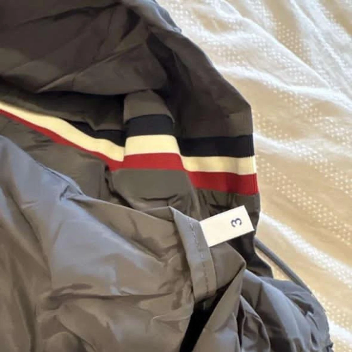 Grå vindjacka från Moncler med huva - 2