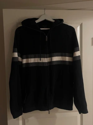 Massimo Dutti Tröja - Skön zip hoodie som är i okej skick. Storlek M! Kom gärna med bud!