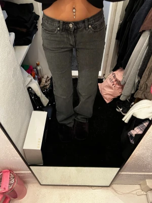 Abrand jeans  - Snygga Abrand jeans i en lågmidjad modell. Använda fåtal gånger så därav inga defekter. Storlek 25