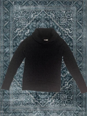 Mörkblå stickad tröja från Cubus - Säljer min stickad tröja. Den är använd ett fåtal gånger. Priset kan diskuteras!