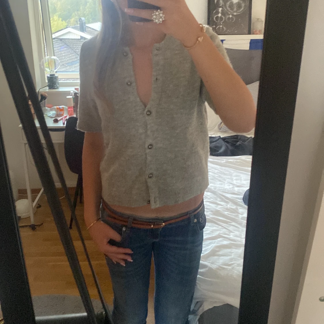 Grå kortärmad kofta med knappar