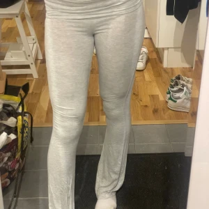 Ljusgrå yoga pants - Supersköna ljusgrå yoga pants med bootcut. Byxorna är i mjukt bomullsmaterial och har en figurnära passform upptill som släpper ut vid bensluten. Perfekta för en chill och avslappnad stil. Pris kan diskuteras💞