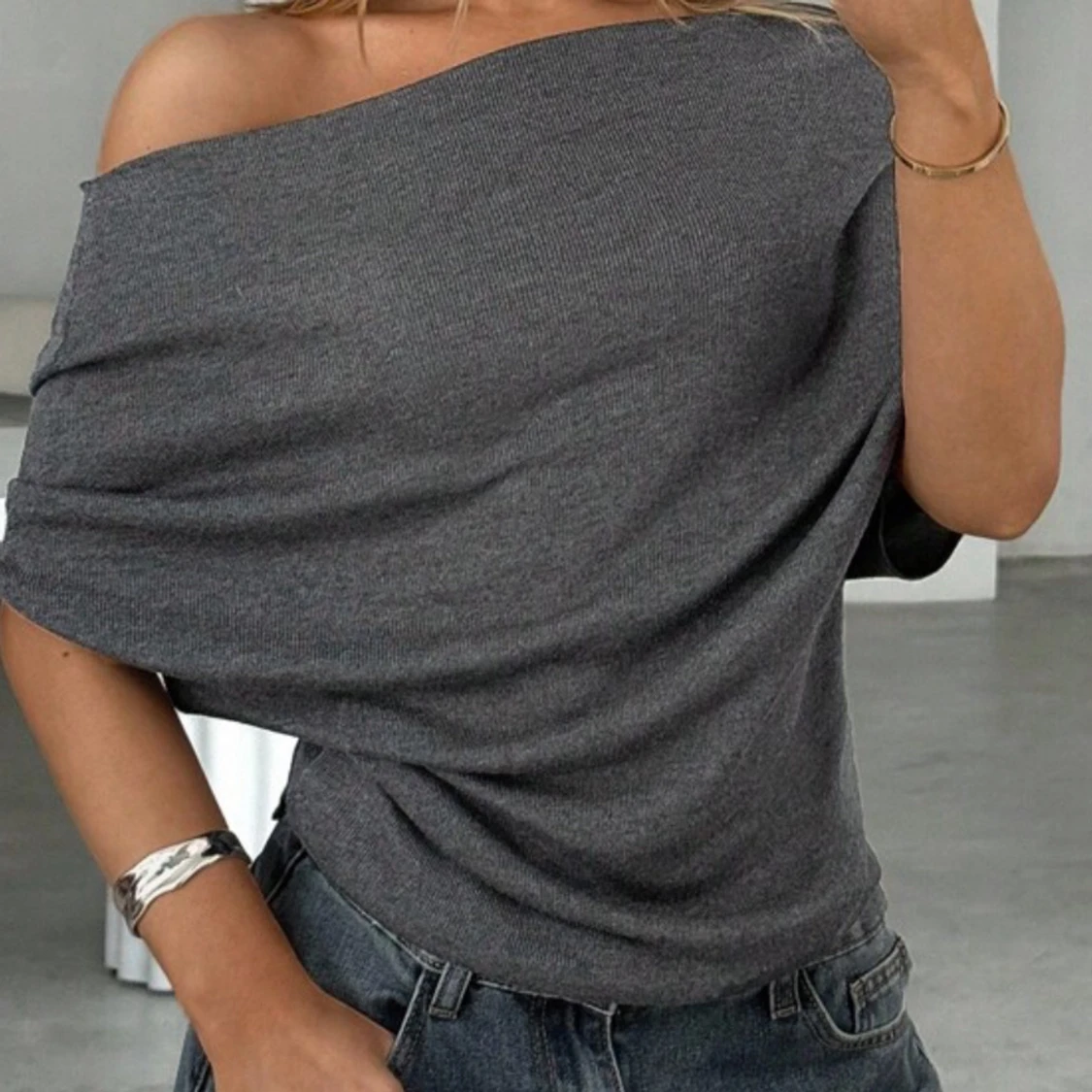 Mörkgrå offshoulder topp